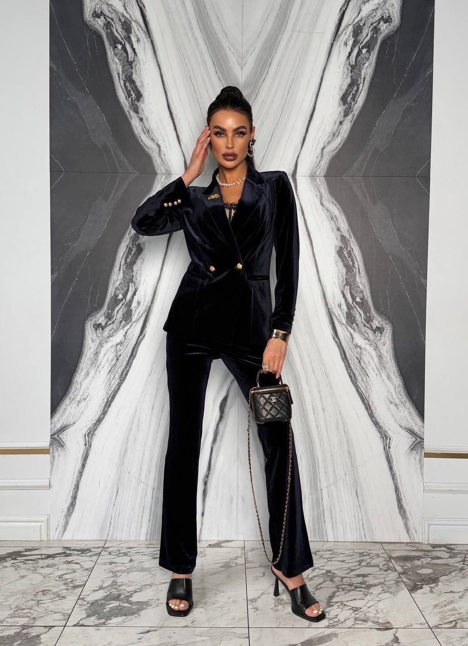 модели брючных костюмов из велюра для женщин,бархатный костюм женский,бархатный костюм,бархатный брючный костюм,костюм из бархата женский
