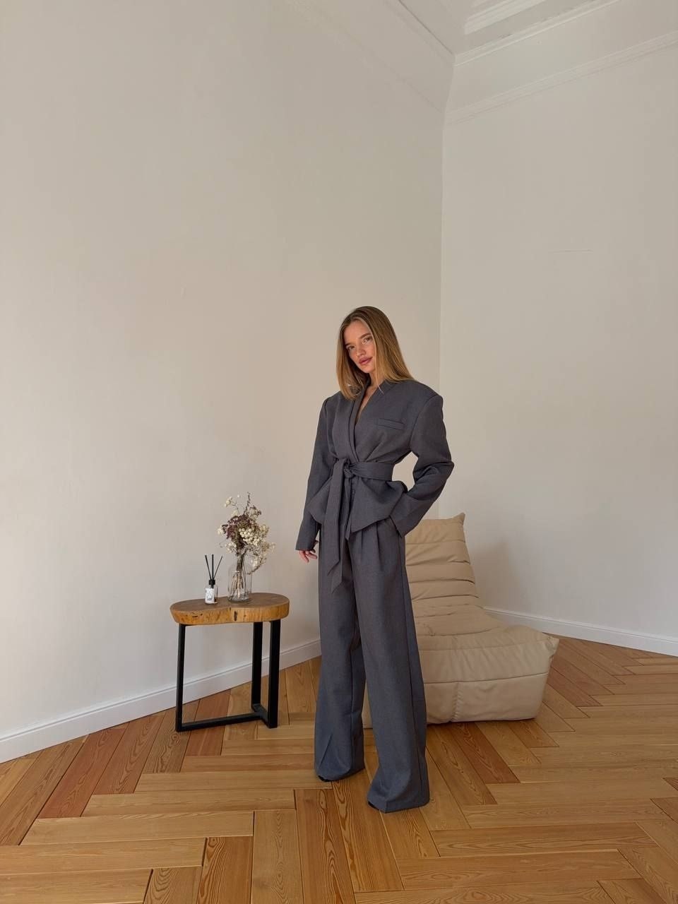 серый брючный костюм,брючные женские костюмы,брючной костюм,костюм с брюками,серый брючный костюм женский