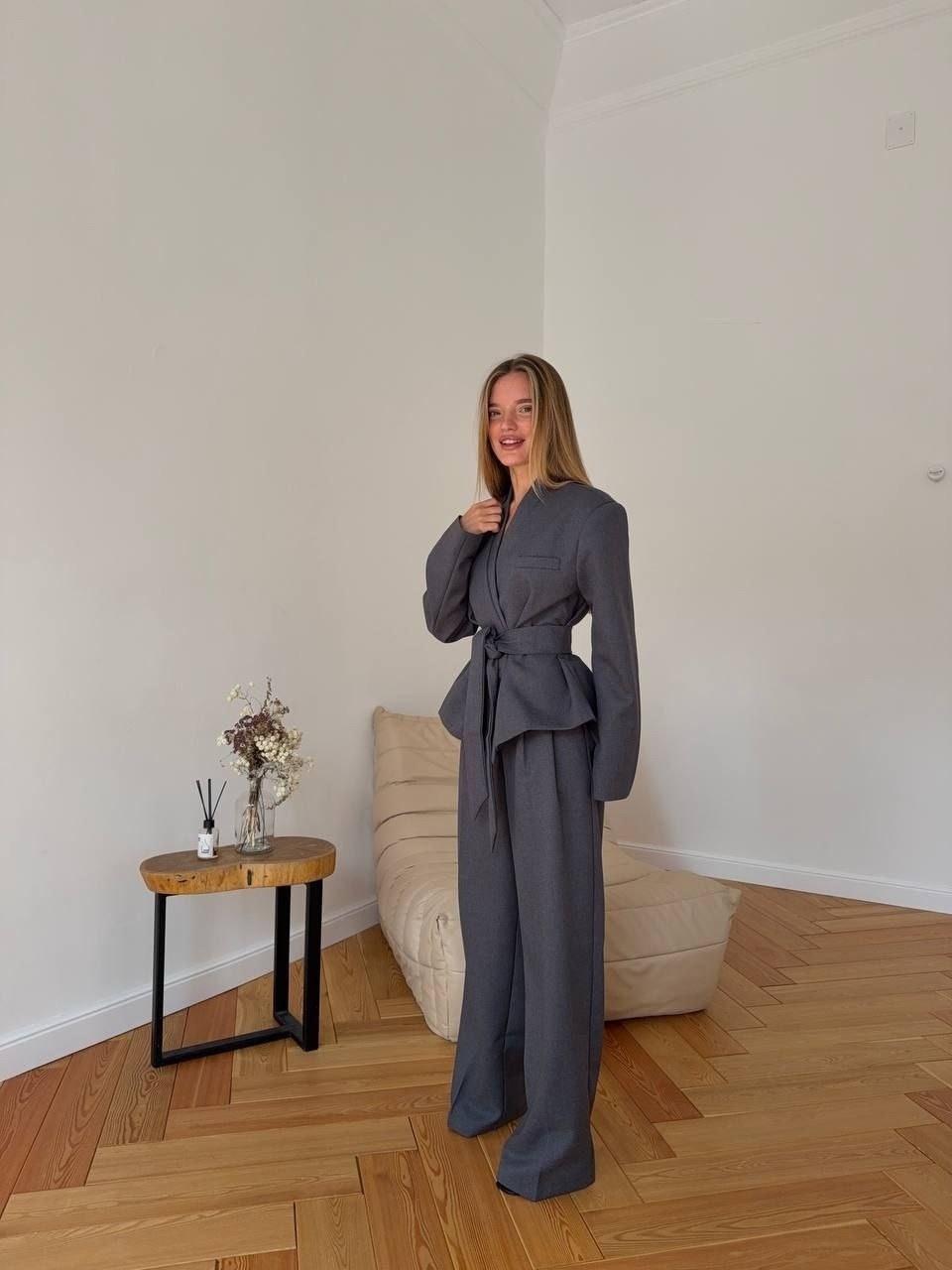 серый брючный костюм,брючные женские костюмы,брючной костюм,костюм с брюками,серый брючный костюм женский