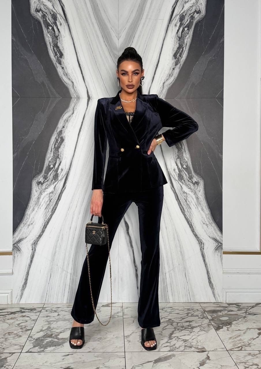 модели брючных костюмов из велюра для женщин,бархатный костюм женский,бархатный костюм,бархатный брючный костюм,костюм из бархата женский