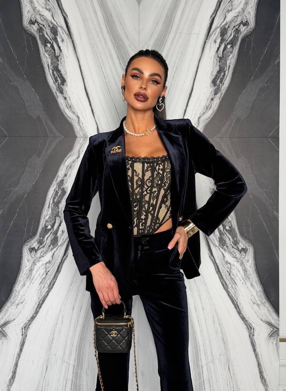 модели брючных костюмов из велюра для женщин,бархатный костюм женский,бархатный костюм,бархатный брючный костюм,костюм из бархата женский