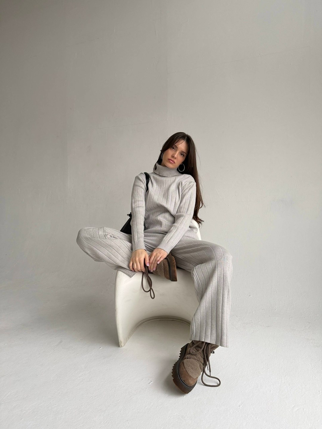 костюм лапша с брюками женский,трикотажные костюмы,серый костюм женский,костюм с брюками,костюм джемпер и брюки