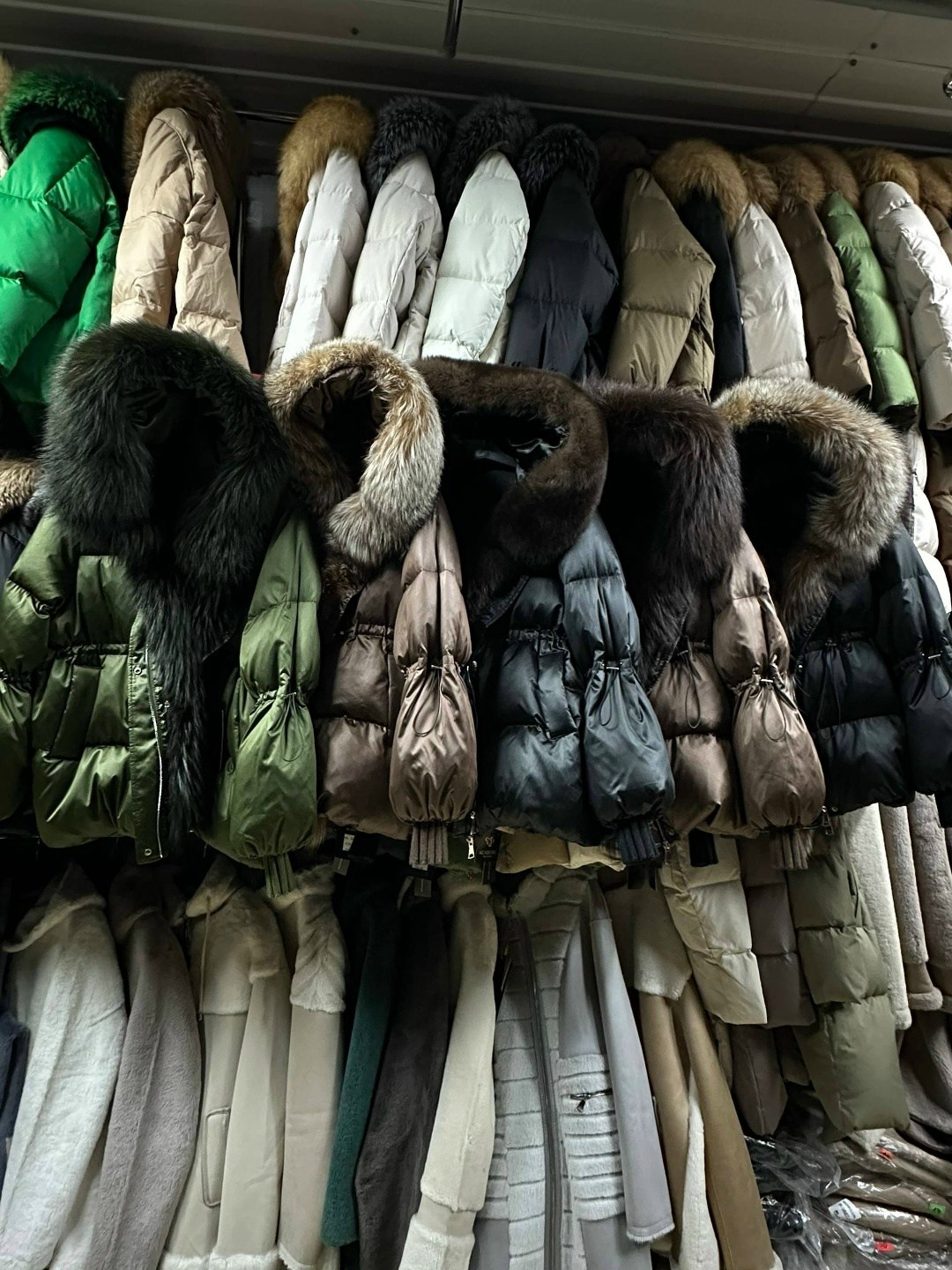 пуховики с натуральным мехом,пуховики с мехом,женский пуховик с меховым воротником,женская зимняя куртка,зимняя куртка пуховик