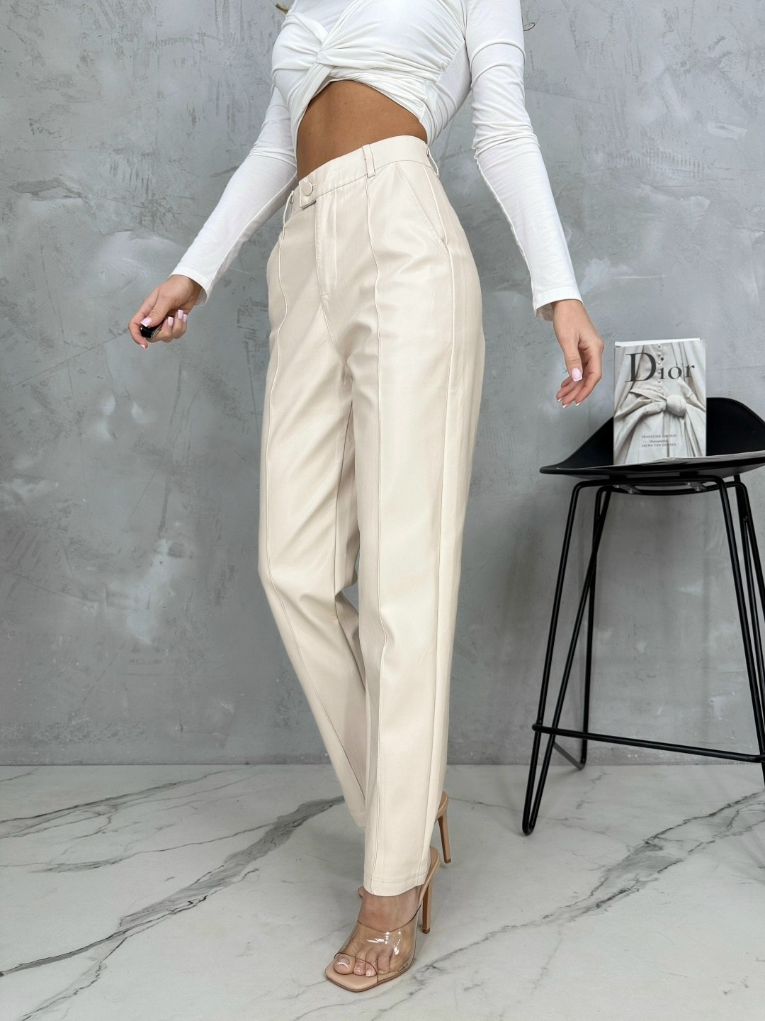 бежевые брюки из экокожи,бежевые брюки,брюки белые,свободные брюки,кожаные штаны