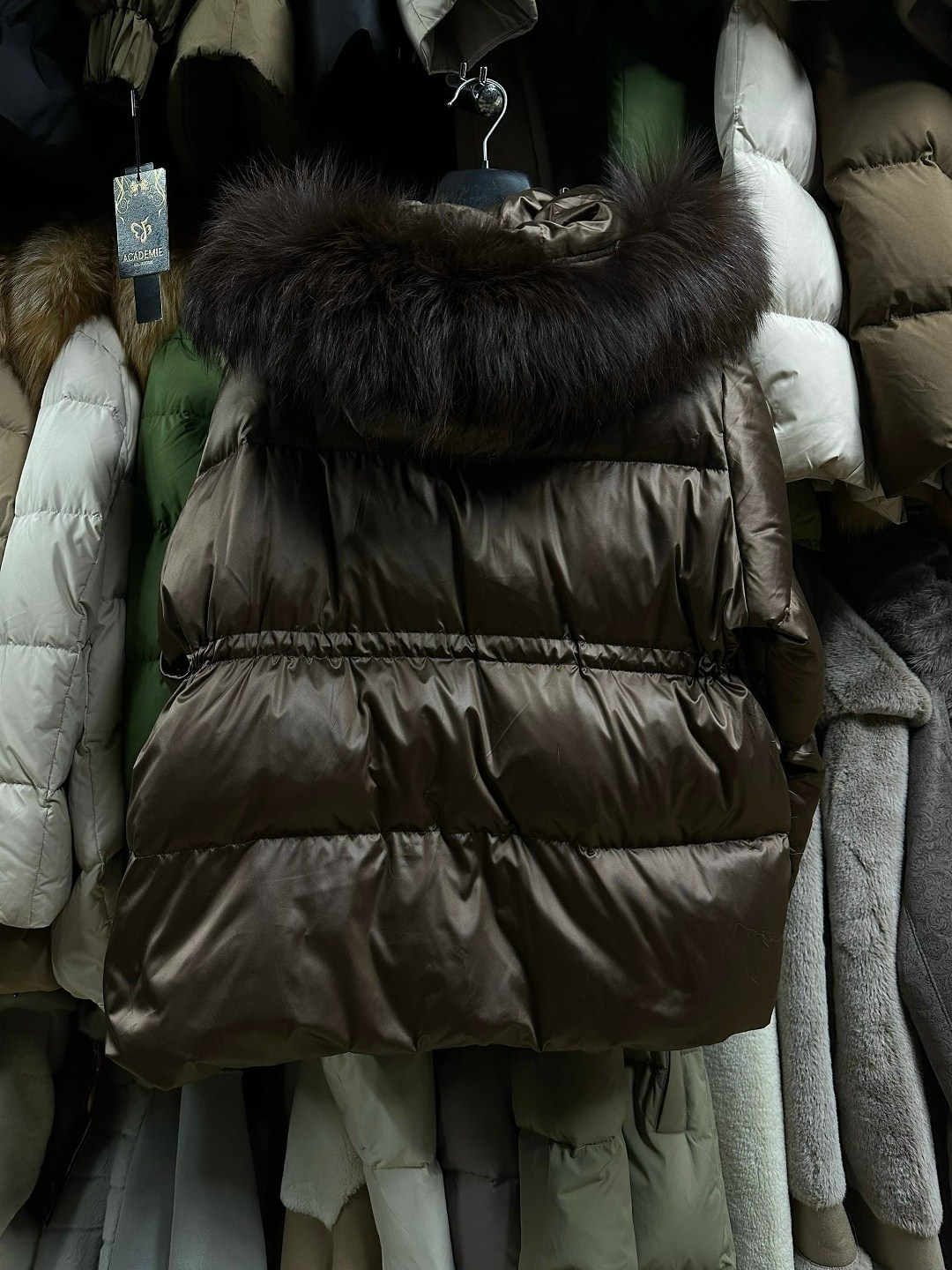 пуховики с натуральным мехом,пуховики с мехом,женский пуховик с меховым воротником,женская зимняя куртка,зимняя куртка пуховик