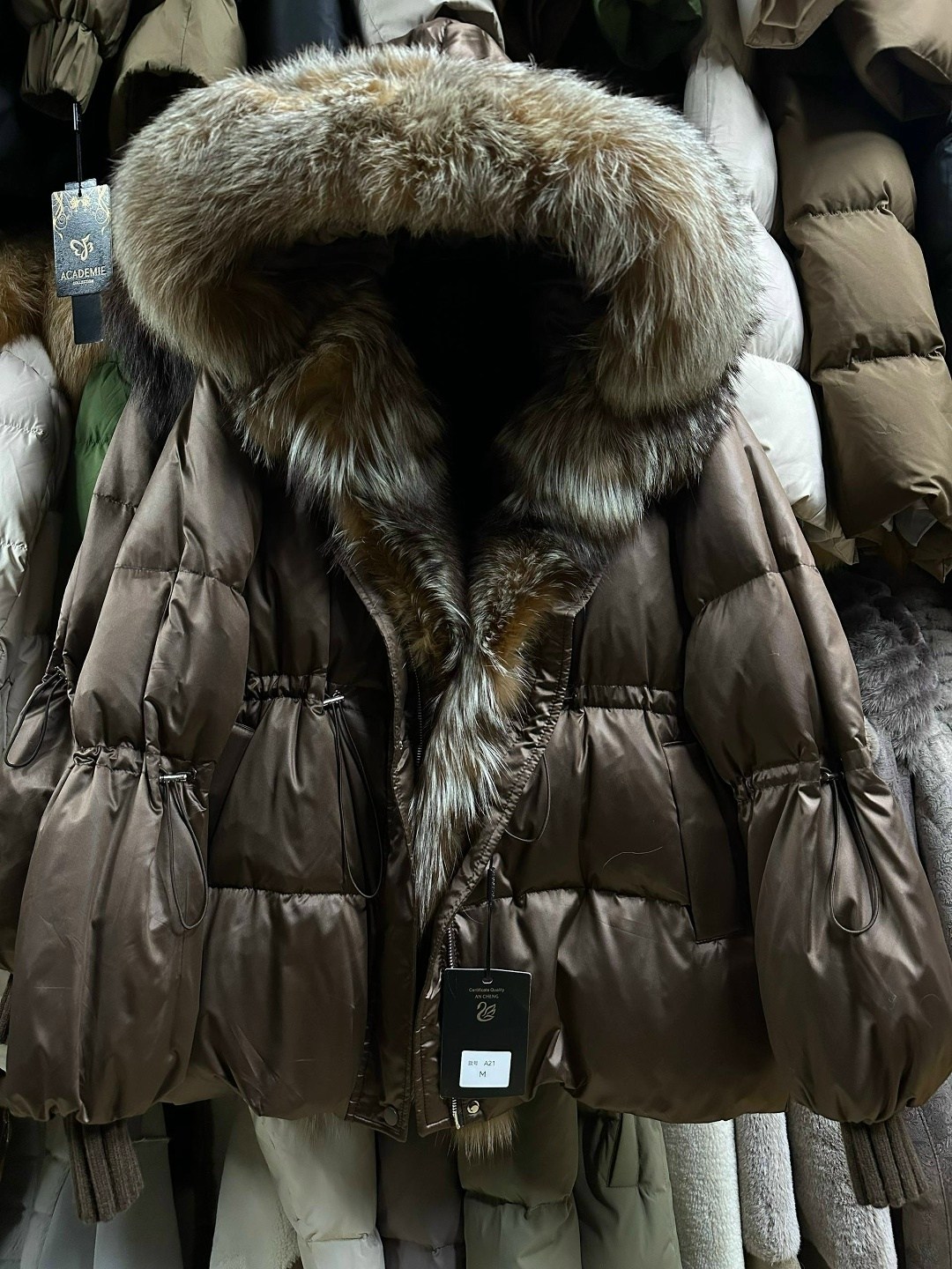 пуховики с натуральным мехом,пуховики с мехом,женский пуховик с меховым воротником,женская зимняя куртка,зимняя куртка пуховик