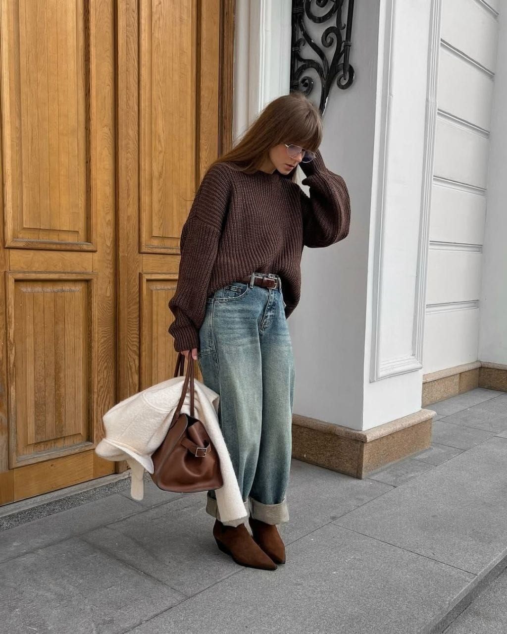 коричневый свитер,женский свитер оверсайз,образ со свитером,мода стиль