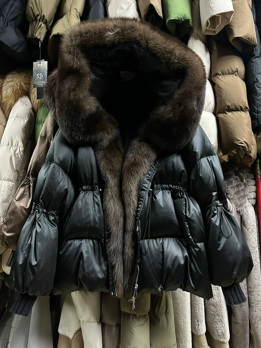 пуховики с натуральным мехом,пуховики с мехом,женский пуховик с меховым воротником,женская зимняя куртка,зимняя куртка пуховик