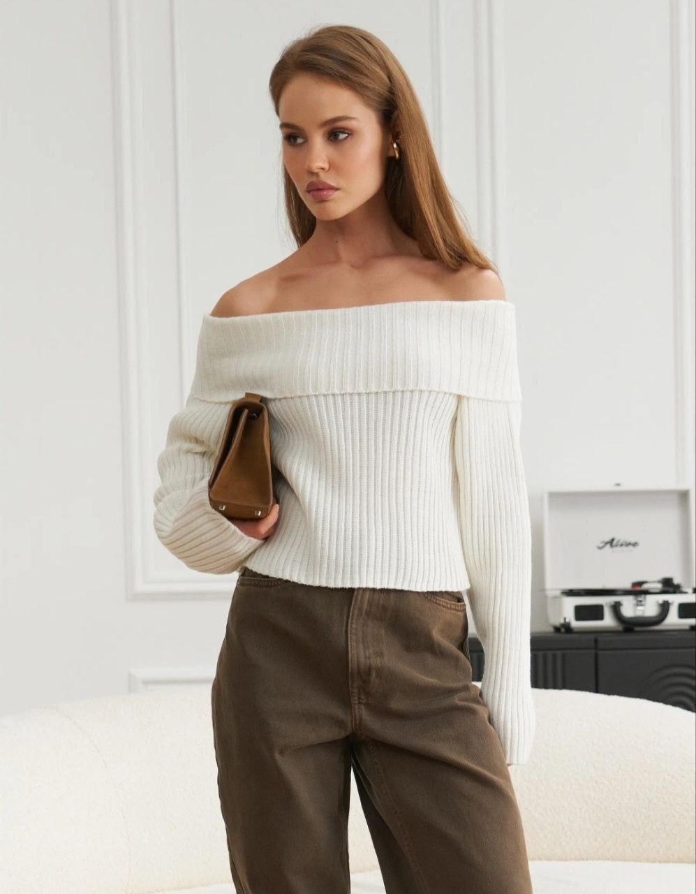 джемпер с открытыми плечами,свитер с открытыми плечами,трикотажный джемпер,джемпер,свитера женские