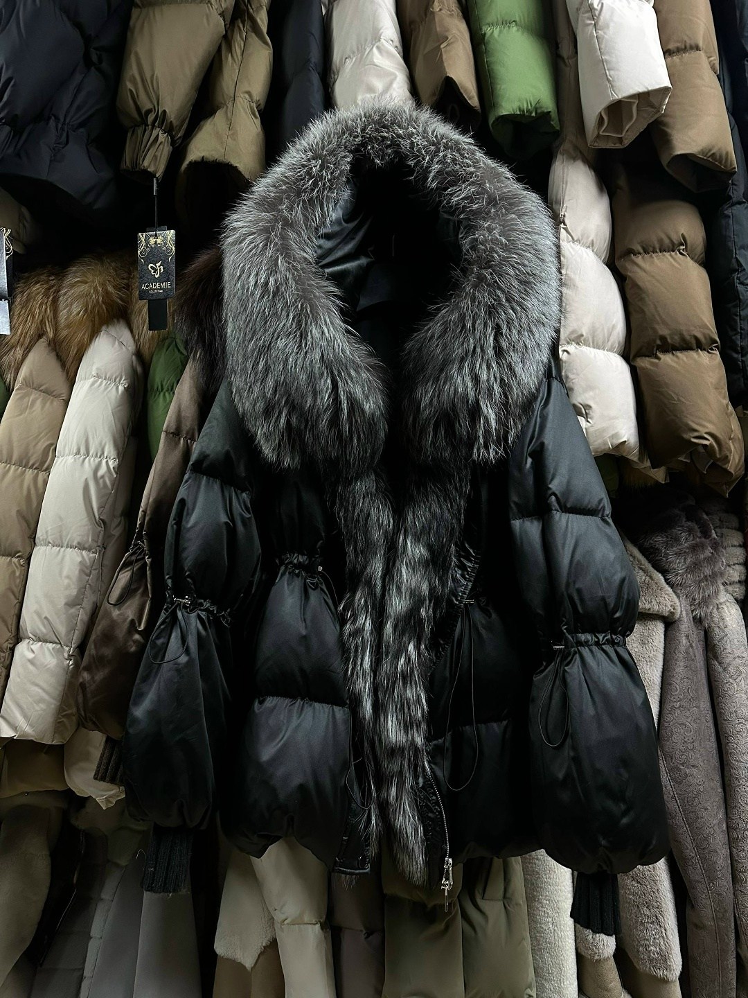пуховики с натуральным мехом,пуховики с мехом,женский пуховик с меховым воротником,женская зимняя куртка,зимняя куртка пуховик