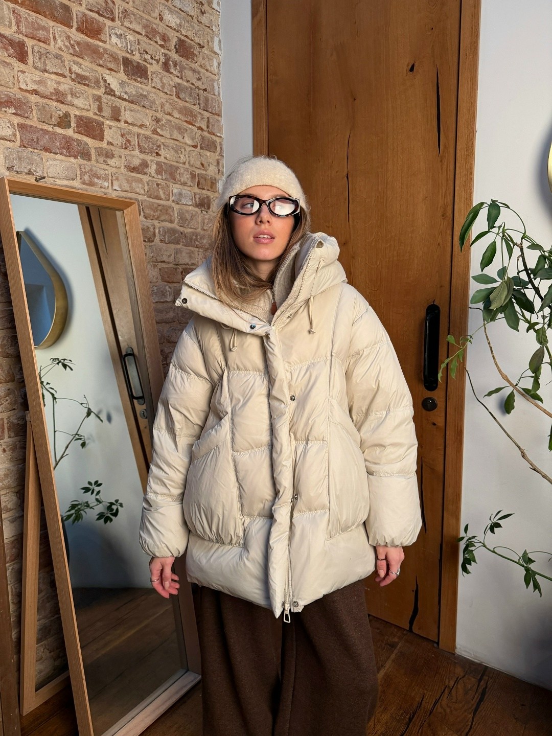 модные пуховики,пуховик оверсайз,объемный пуховик,бежевый пуховик,образы с бежевым пуховиком
