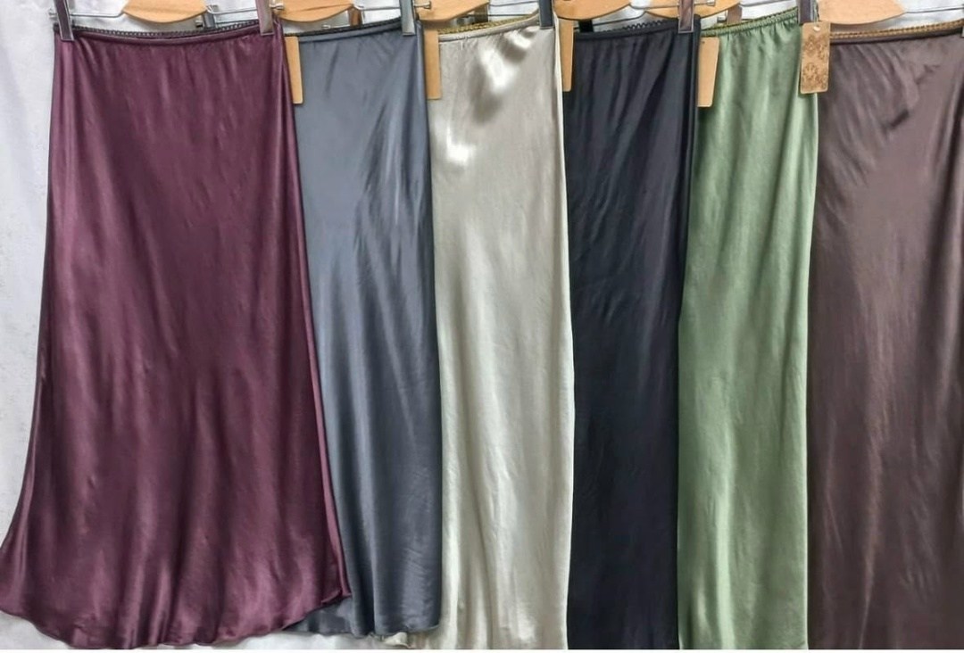 атласная юбка,атласная юбка миди,атласная юбка с высоким,атласная юбка образ,юбка атласная макси