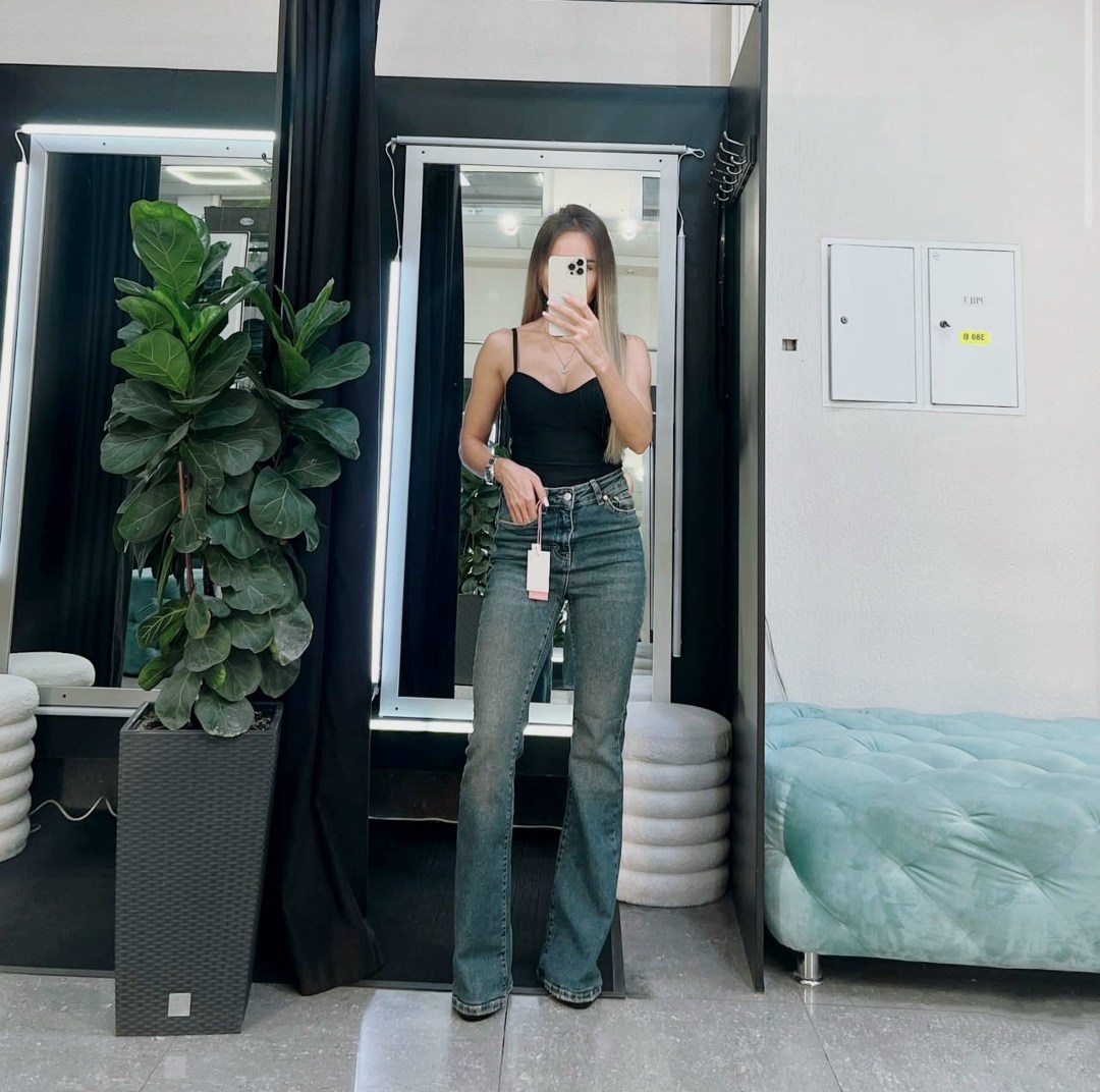 джинсы модные,женские джинсы,женские джинсы клеш,брюки джинсы,джинсы широкие