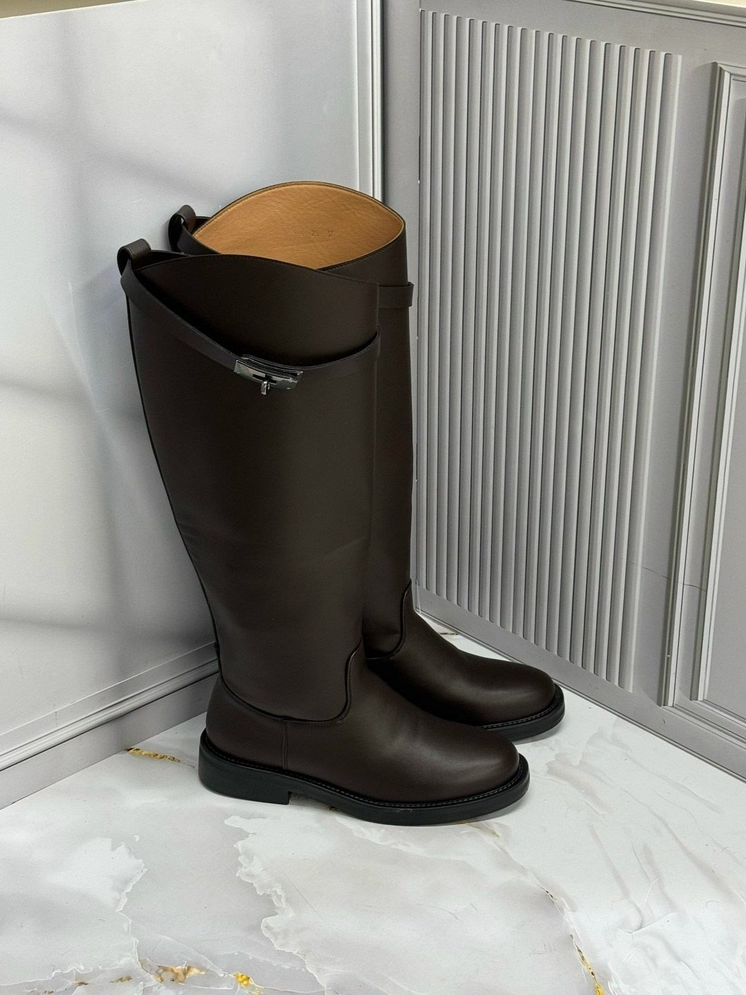 женские сапоги до колена из натуральной кожи на,,сапоги модные,сапог женский,сапоги демисезонные