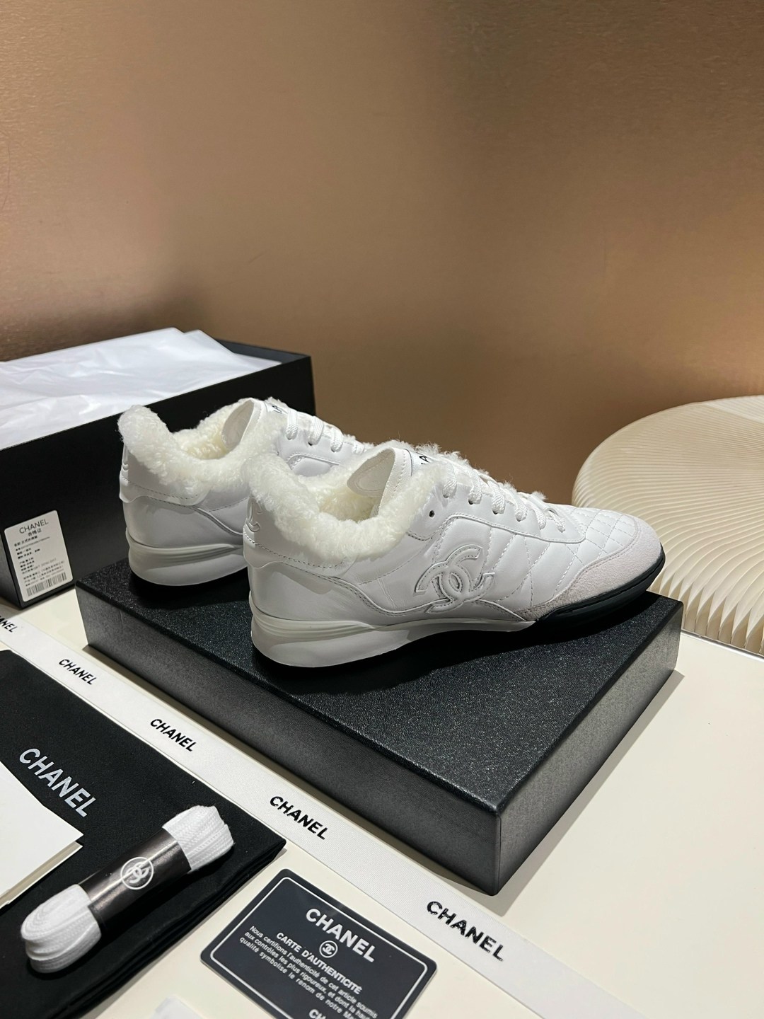 женские кроссовки chanel,chanel кроссовки,кроссовки шанели,кроссовки брендовые,брендовая