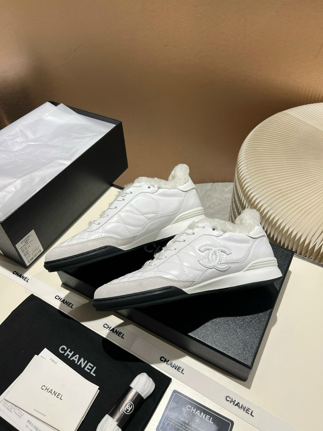 женские кроссовки chanel,chanel кроссовки,кроссовки шанели,кроссовки брендовые,брендовая