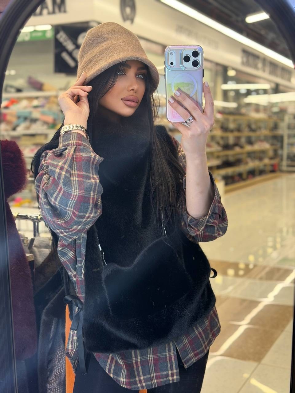 девушка,модная шапка,модные головные уборы,женщин,брюнетка