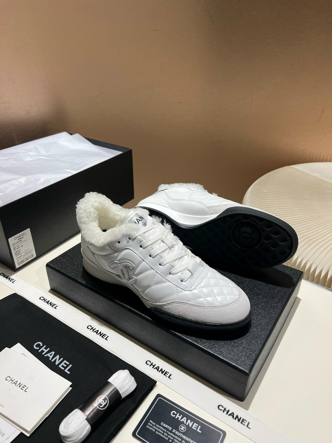 женские кроссовки chanel,chanel кроссовки,кроссовки шанели,кроссовки брендовые,брендовая