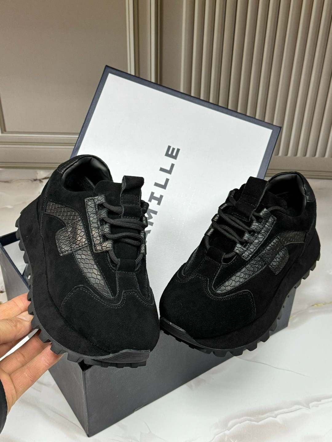 ,женские кроссовки,кроссовки модные,черные кроссовки,кроссовки замшевые