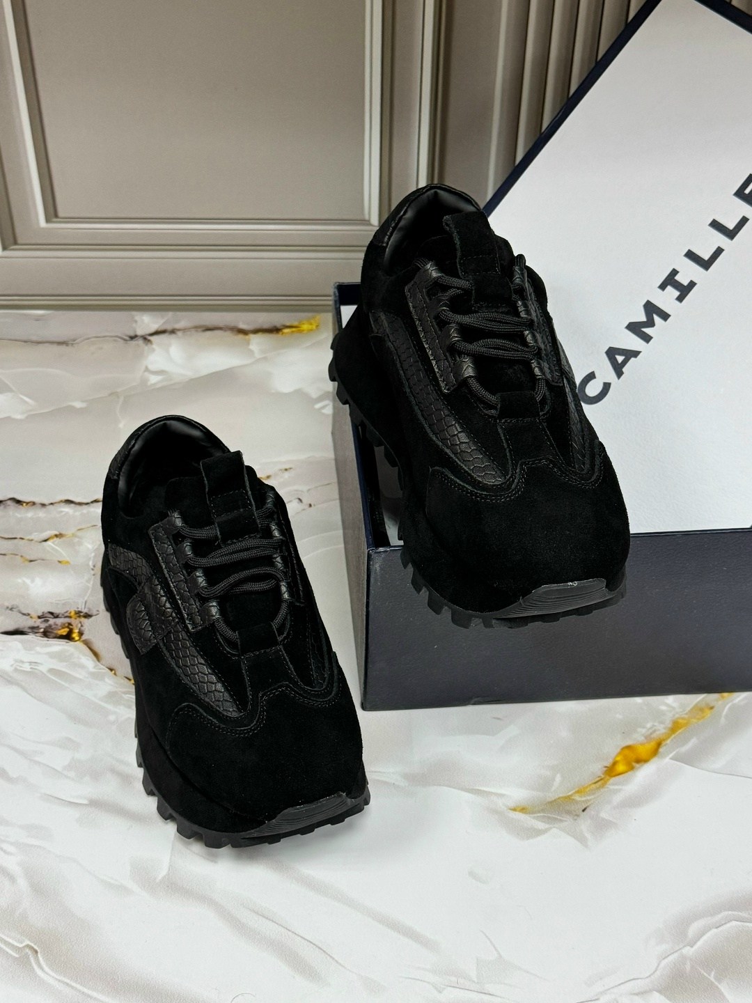 ,женские кроссовки,кроссовки модные,черные кроссовки,кроссовки замшевые