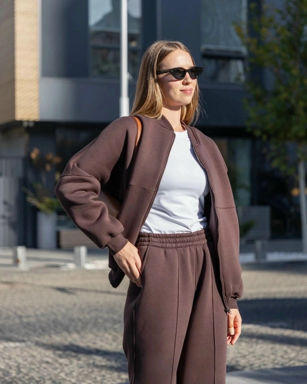 коричневый костюм,штаны прямого кроя,женский костюм,костюмы брючные,костюмы двойки