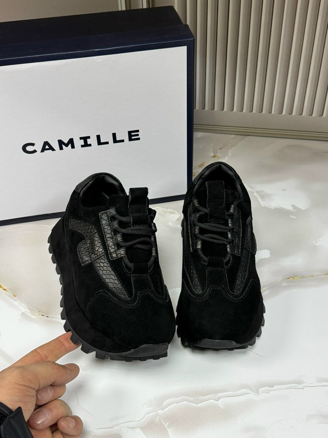 ,женские кроссовки,кроссовки модные,черные кроссовки,кроссовки замшевые