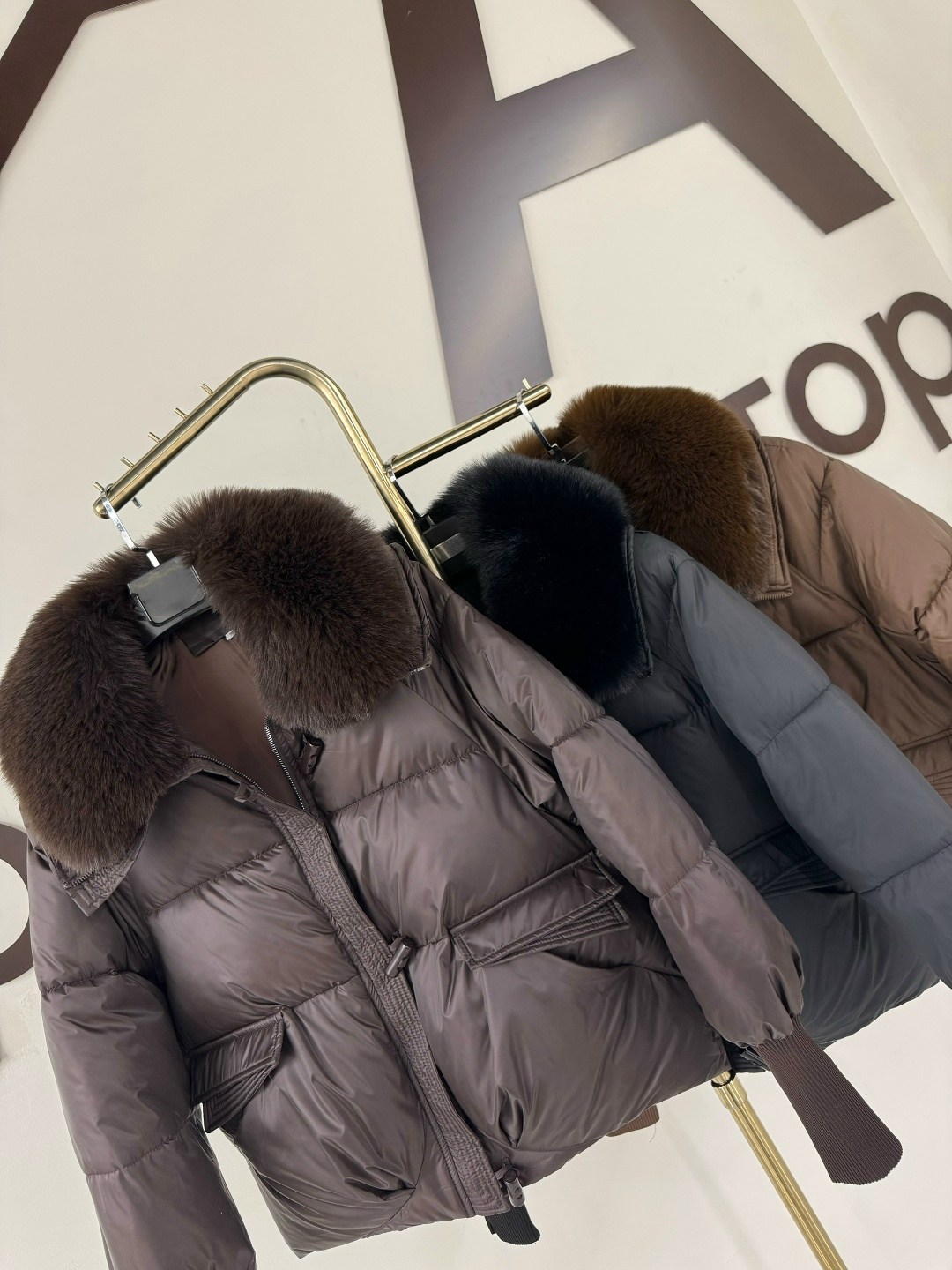 пуховики с натуральным мехом,пуховик повседневный,короткий пуховик,зимняя куртка пуховик,женские пуховики
