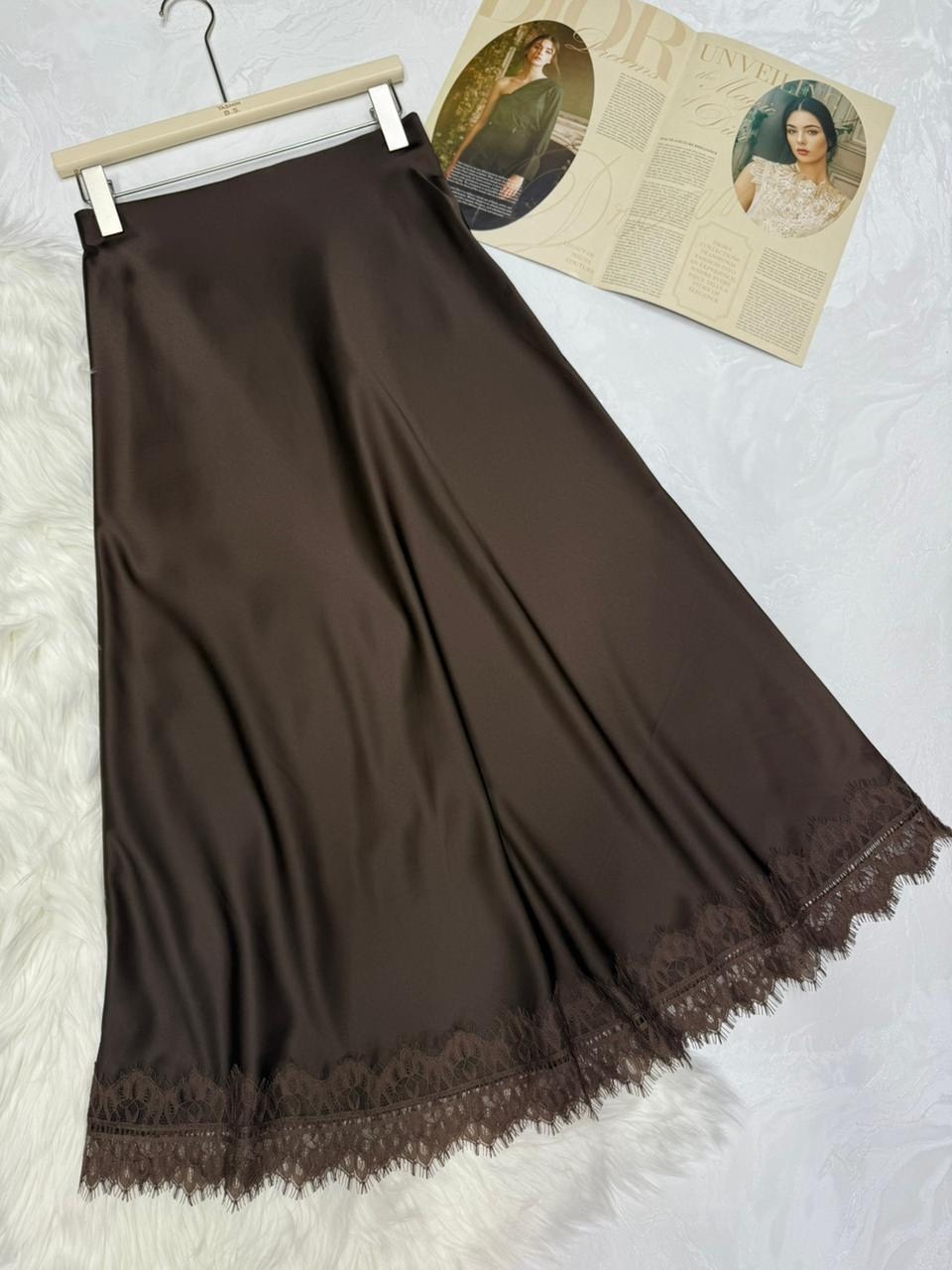 атласная юбка образ,атласная юбка миди образы,элегантные образы,юбка стильная,образ с юбкой