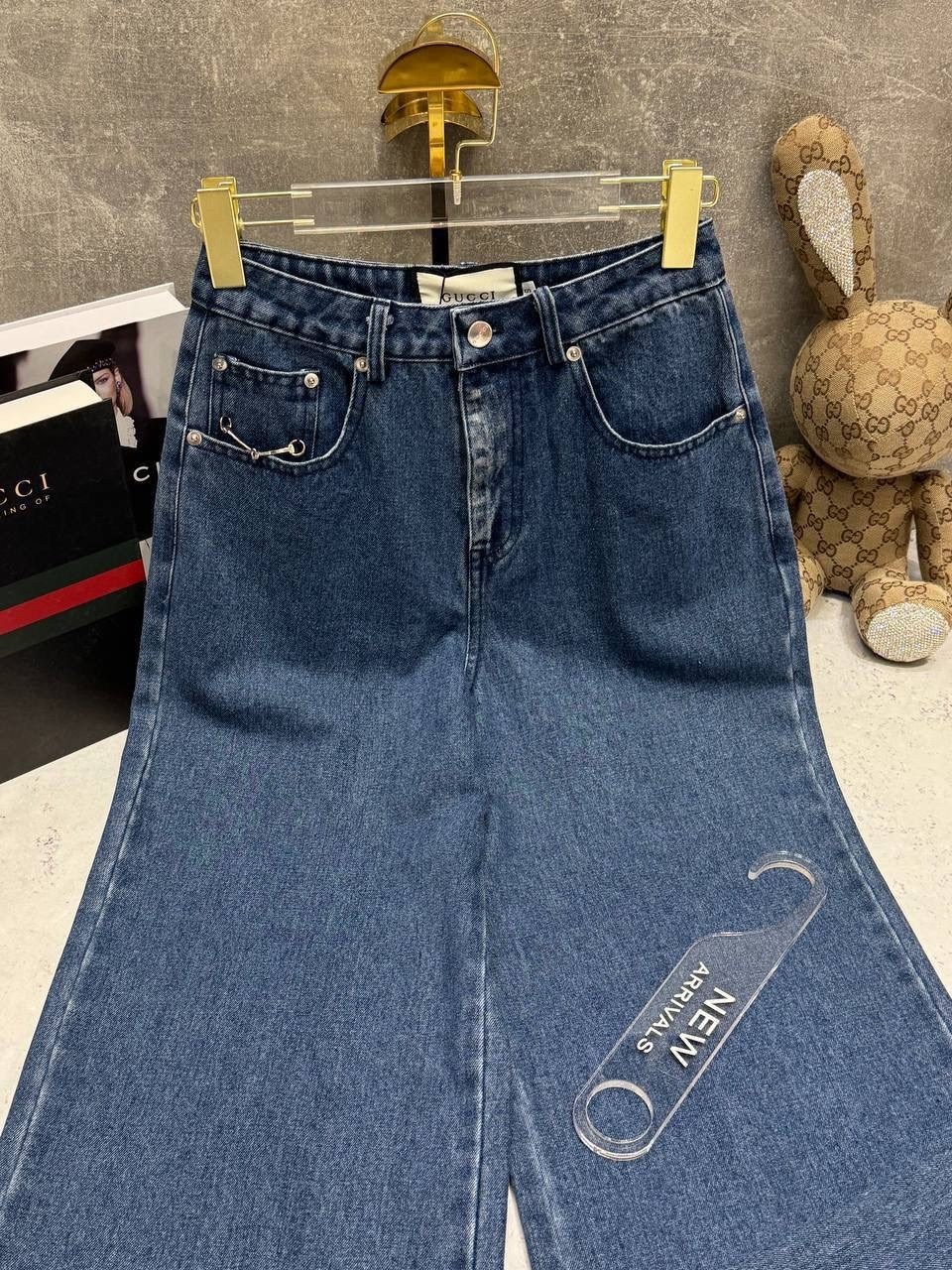 джинсы gucci,джинсы гуччи,джинсы женские,джинсы широкого кроя с логотипом gg gucci,стильные джинсы