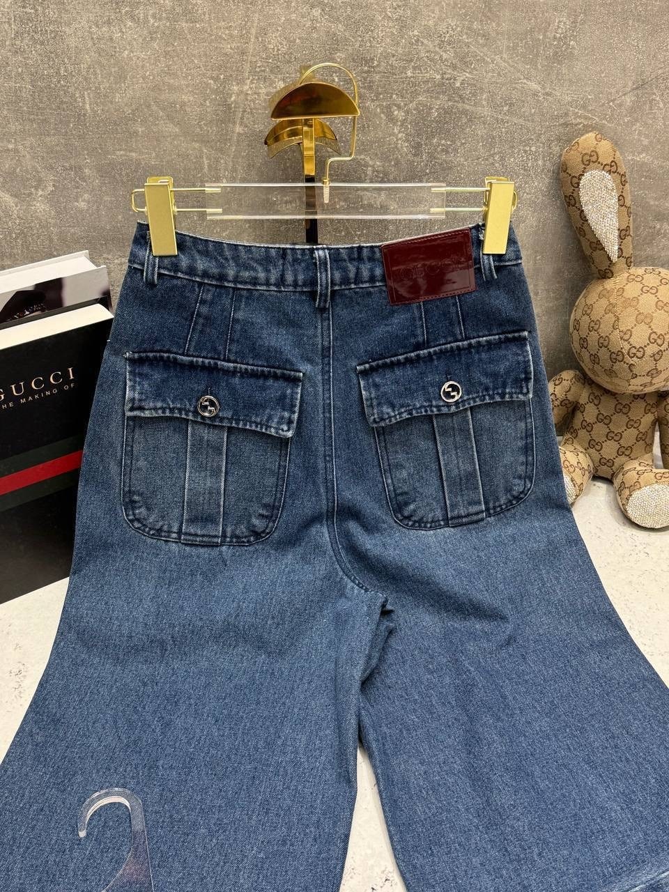 джинсы gucci,джинсы гуччи,джинсы женские,джинсы широкого кроя с логотипом gg gucci,стильные джинсы