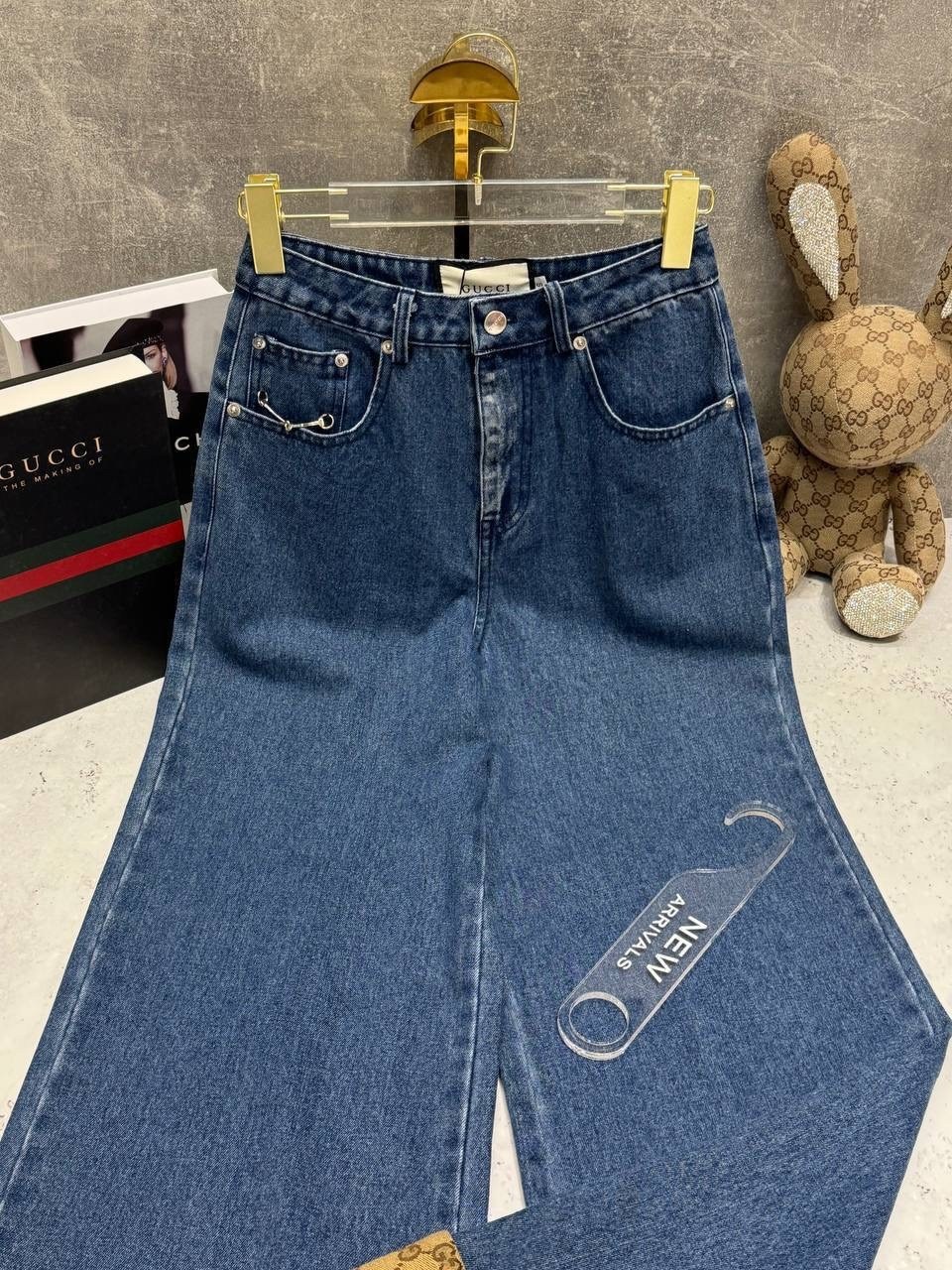 джинсы gucci,джинсы гуччи,джинсы женские,джинсы широкого кроя с логотипом gg gucci,стильные джинсы