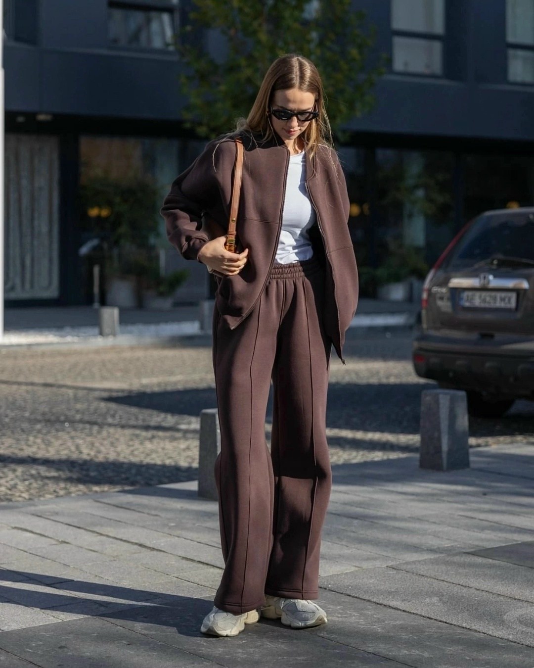 коричневый костюм,штаны прямого кроя,женский костюм,костюмы брючные,костюмы двойки