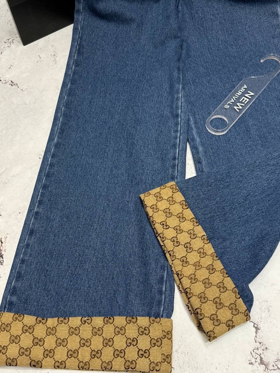 джинсы gucci,джинсы гуччи,джинсы женские,джинсы широкого кроя с логотипом gg gucci,стильные джинсы