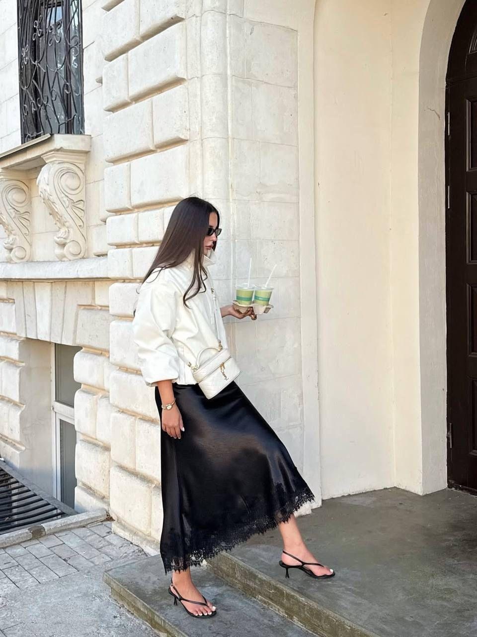 атласная юбка образ,атласная юбка миди образы,элегантные образы,юбка стильная,образ с юбкой