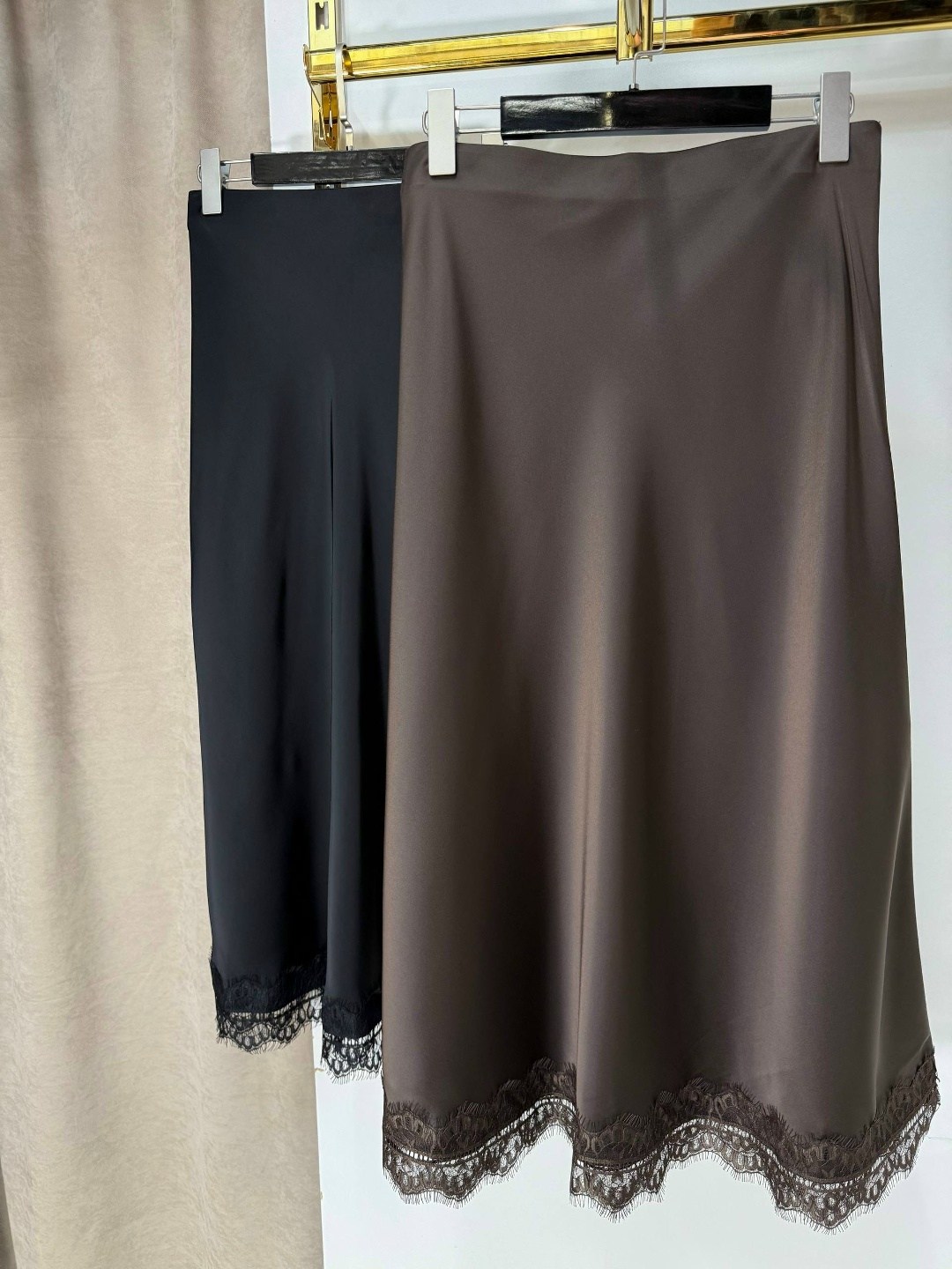 атласная юбка образ,атласная юбка миди образы,элегантные образы,юбка стильная,образ с юбкой