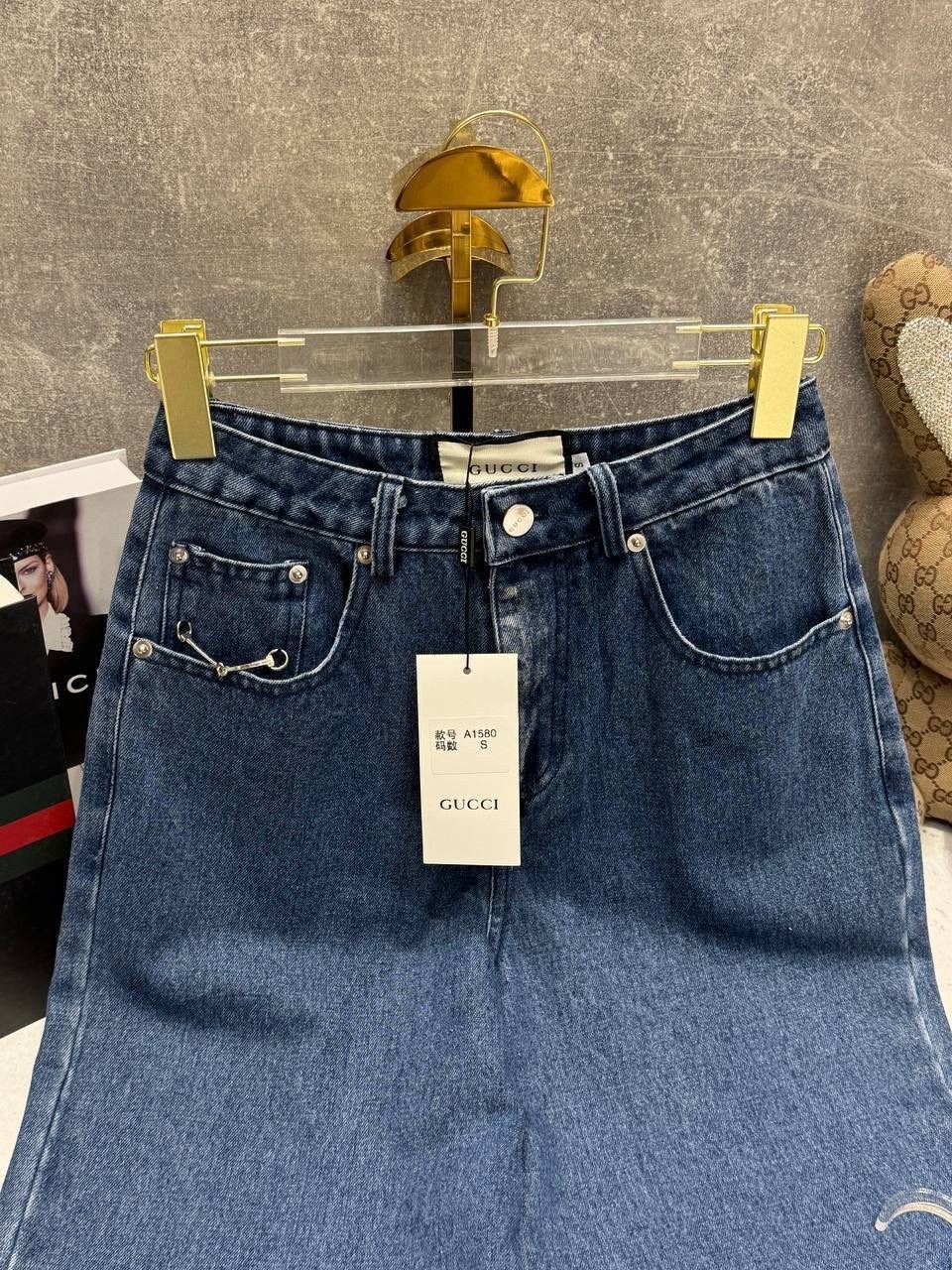 джинсы gucci,джинсы гуччи,джинсы женские,джинсы широкого кроя с логотипом gg gucci,стильные джинсы