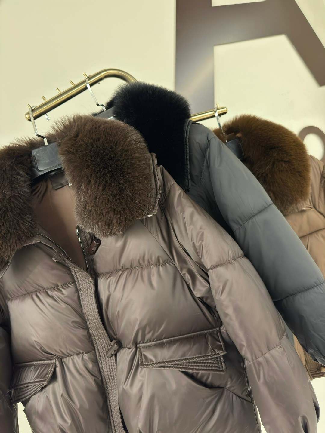 пуховики с натуральным мехом,пуховик повседневный,короткий пуховик,зимняя куртка пуховик,женские пуховики