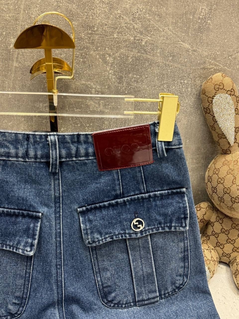 джинсы gucci,джинсы гуччи,джинсы женские,джинсы широкого кроя с логотипом gg gucci,стильные джинсы