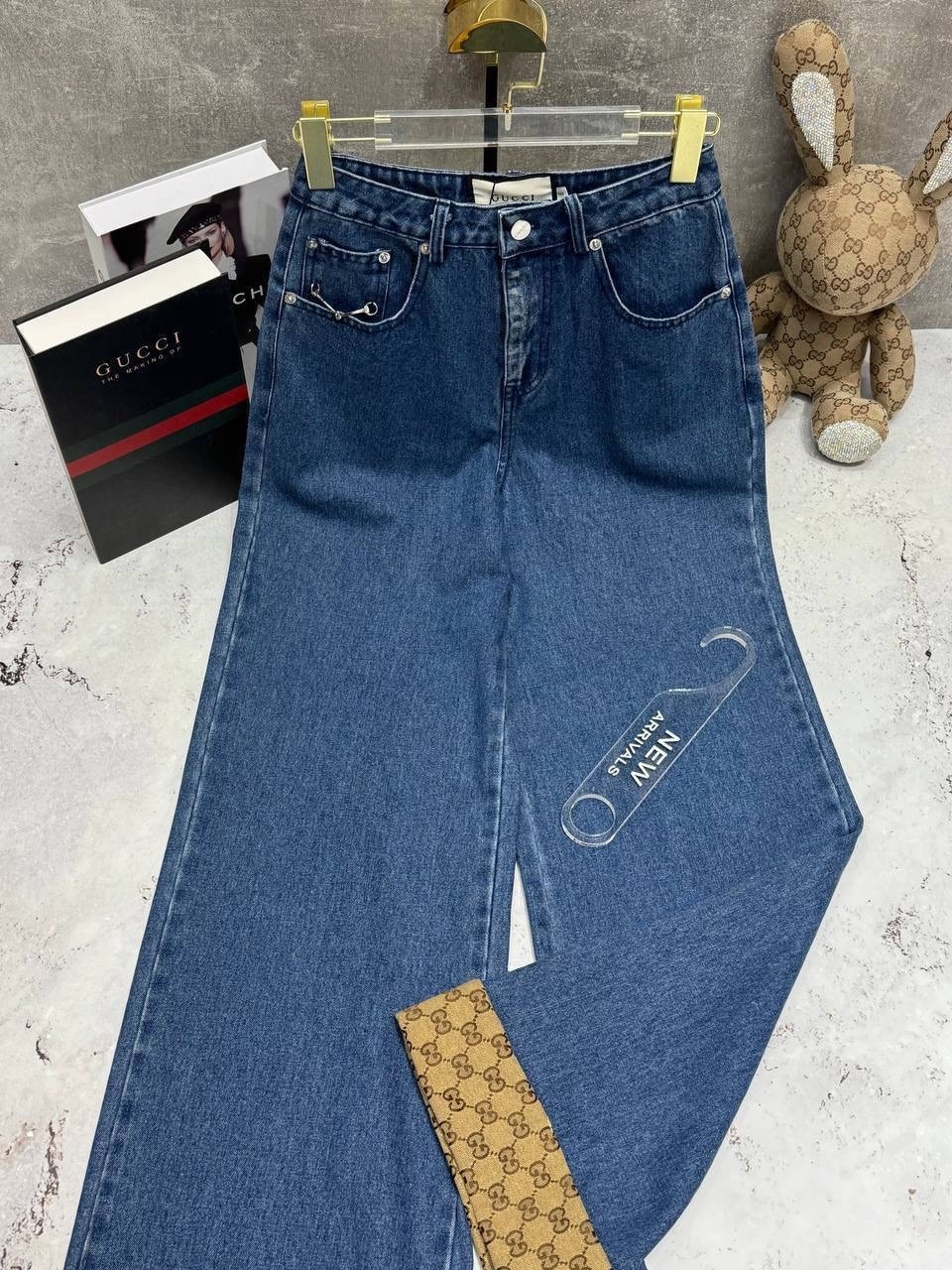 джинсы gucci,джинсы гуччи,джинсы женские,джинсы широкого кроя с логотипом gg gucci,стильные джинсы