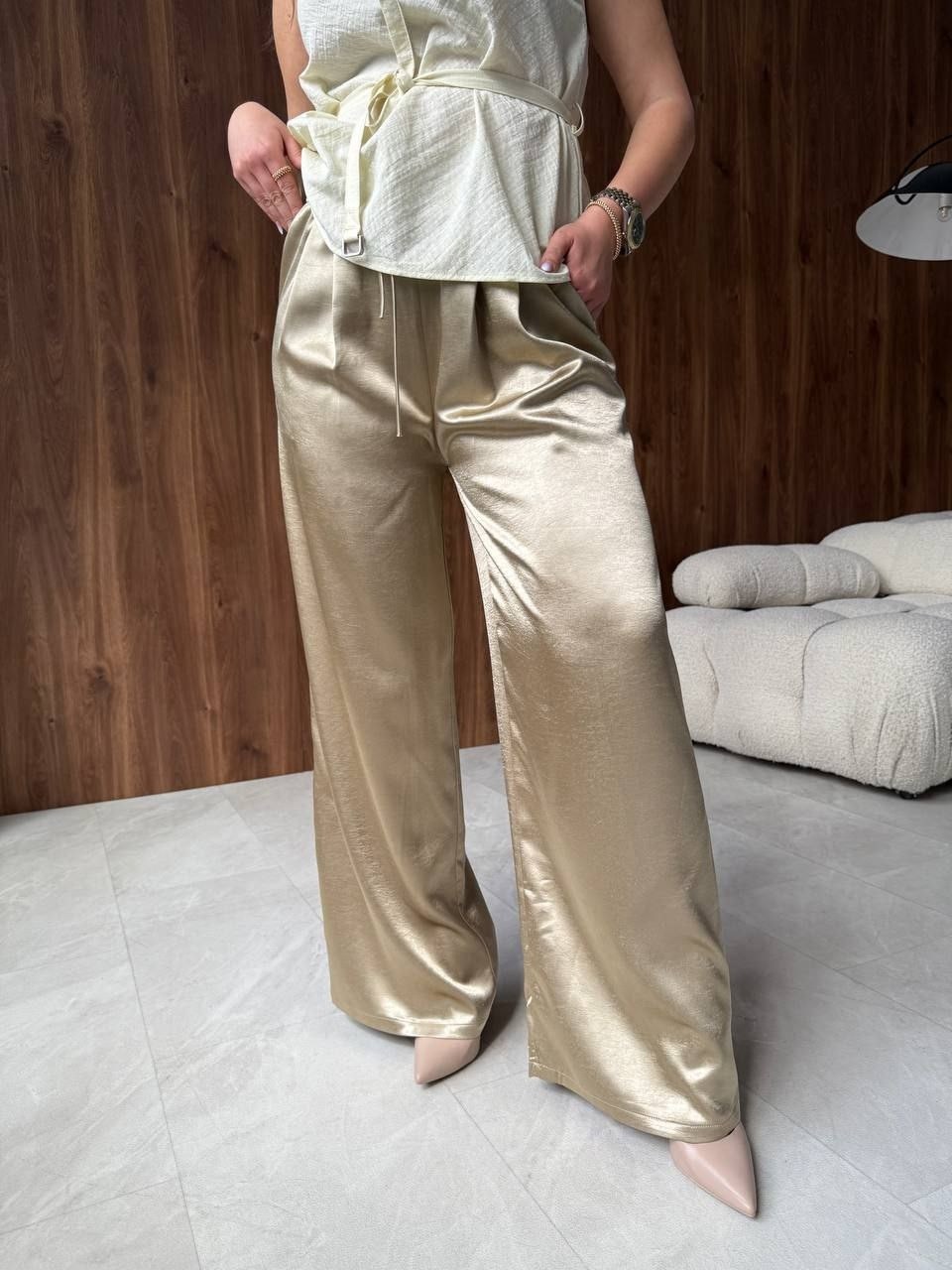бежевый костюм,бежевый брючный костюм,широкие брюки,брюки палаццо,шелковые брюки
