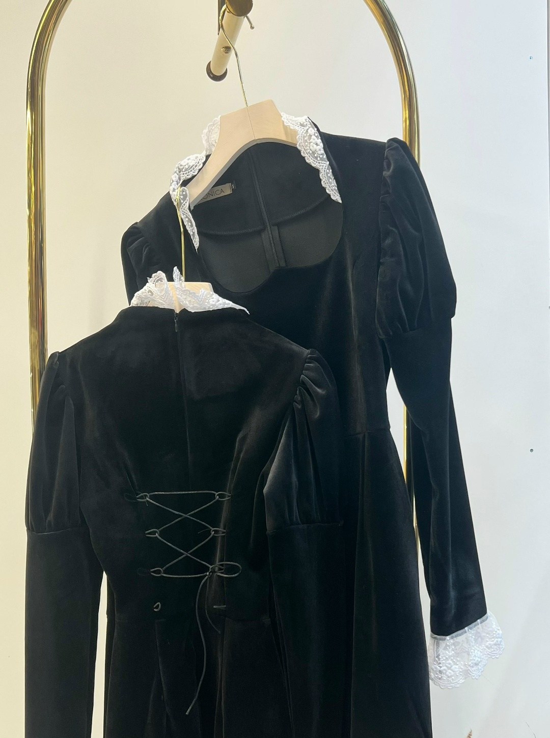 бархатное платье,платье с кружевным воротником,черное платье с кружевным воротником,черное бархатное платье,бархатное платье с кружевом