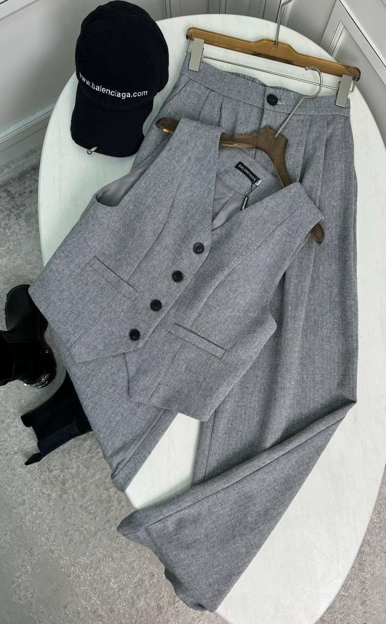 серый брючный костюм,костюмы брючные,серый драповый брючный костюм,костюм женский брючный с жилетом,костюм женский брючный с жилеткой