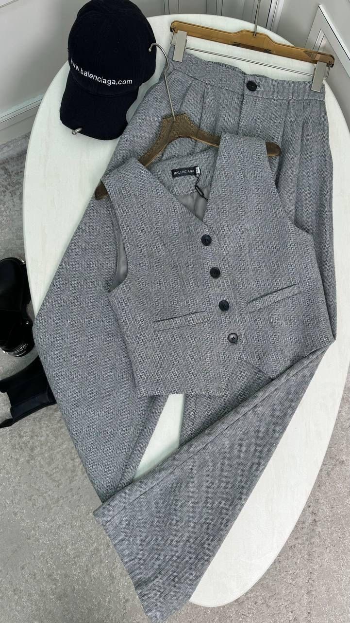 серый брючный костюм,костюмы брючные,серый драповый брючный костюм,костюм женский брючный с жилетом,костюм женский брючный с жилеткой