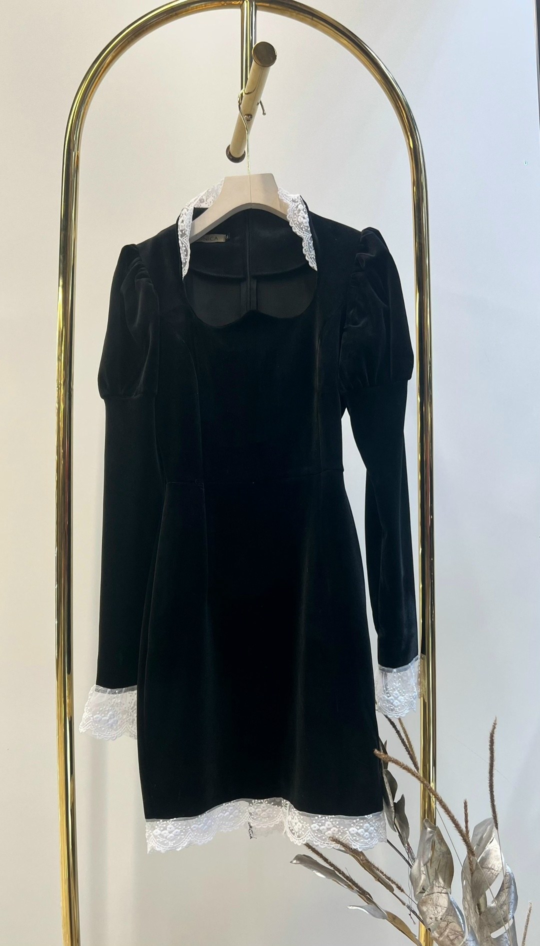 бархатное платье,платье с кружевным воротником,черное платье с кружевным воротником,черное бархатное платье,бархатное платье с кружевом