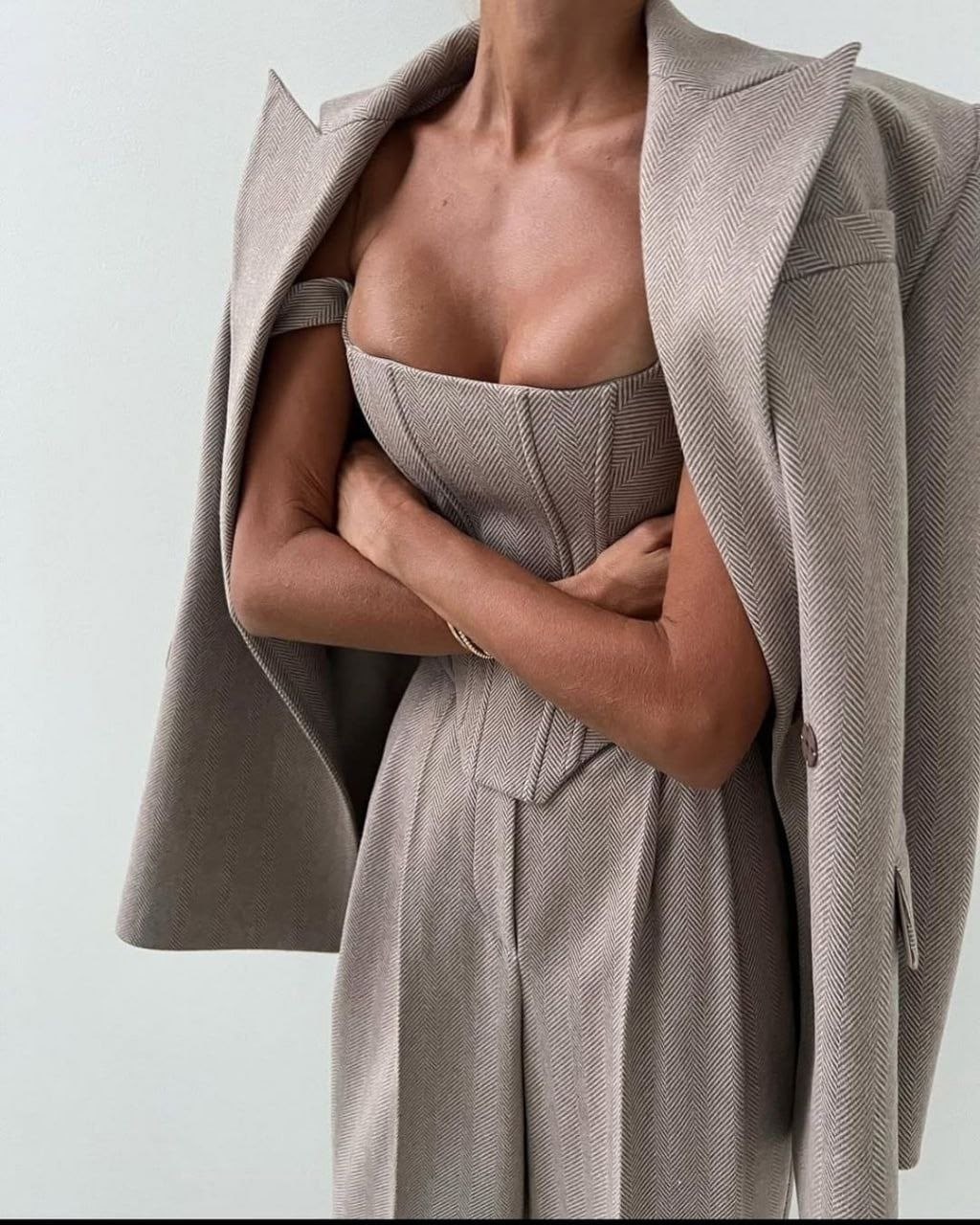 костюм тройка женский,стильные костюмы,брючные женские костюмы,костюмы брючные,серый брючный костюм