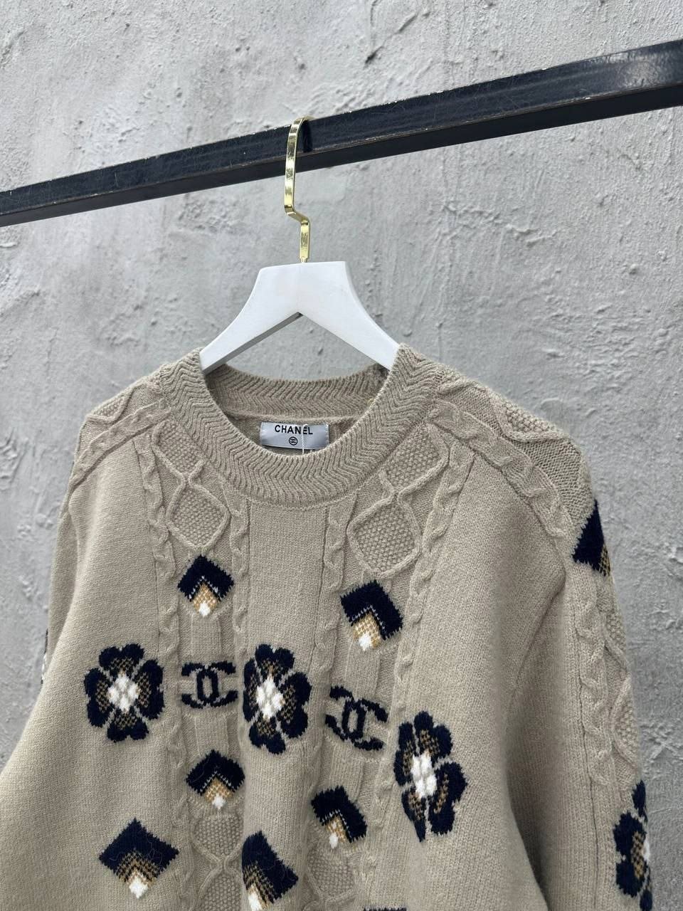 свитеры модные,бежевый свитер,свитер дизайн,вязаные свитера,свитер джемпер