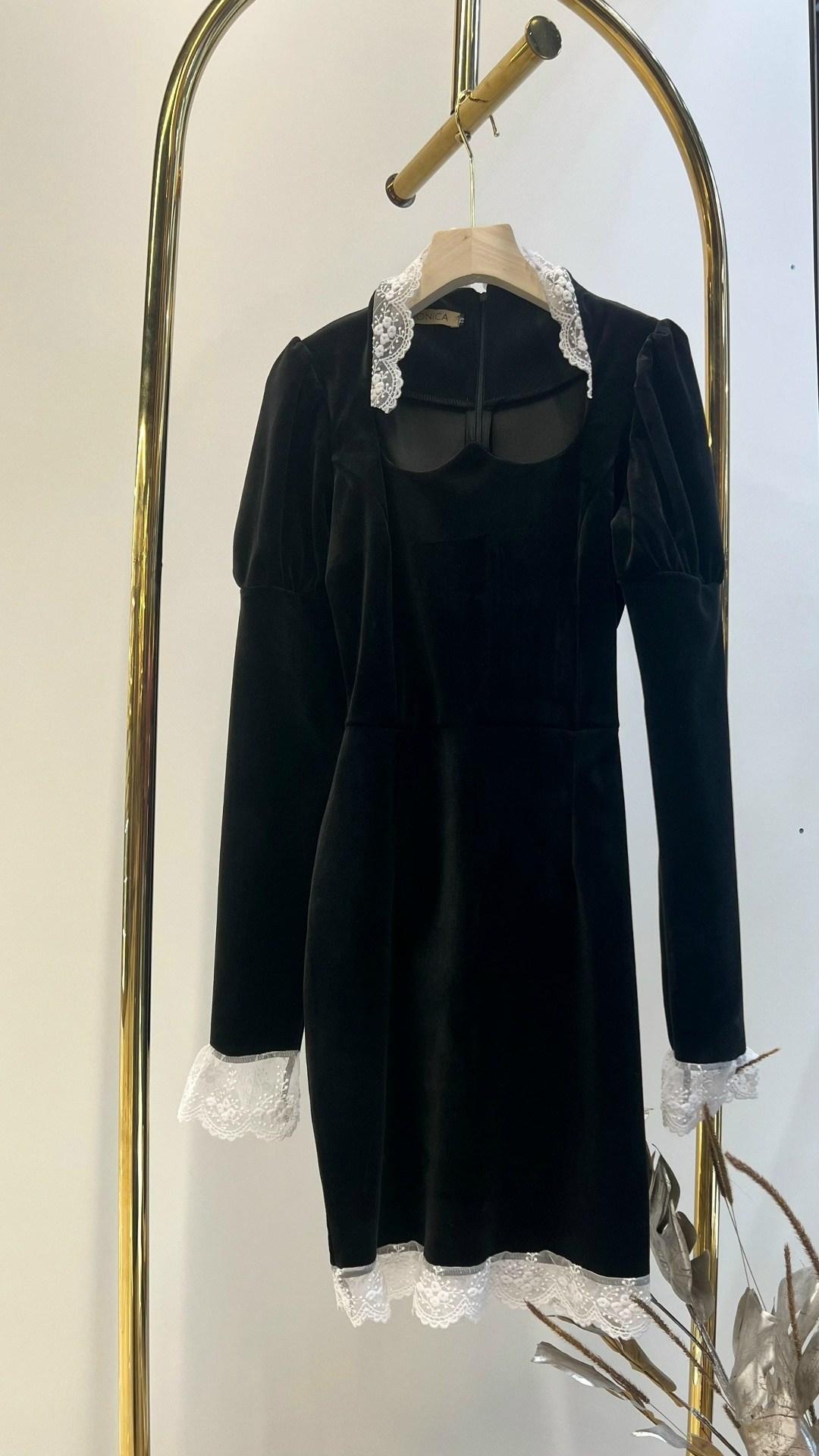 бархатное платье,платье с кружевным воротником,черное платье с кружевным воротником,черное бархатное платье,бархатное платье с кружевом