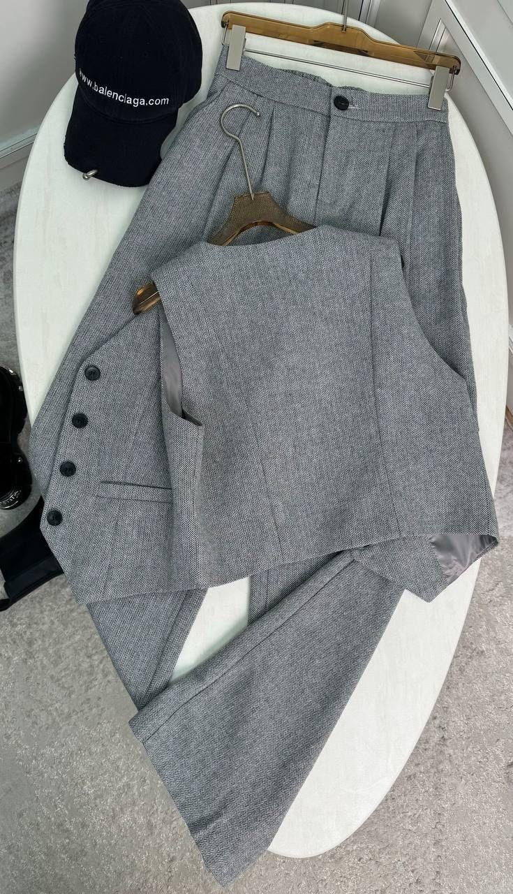 серый брючный костюм,костюмы брючные,серый драповый брючный костюм,костюм женский брючный с жилетом,костюм женский брючный с жилеткой