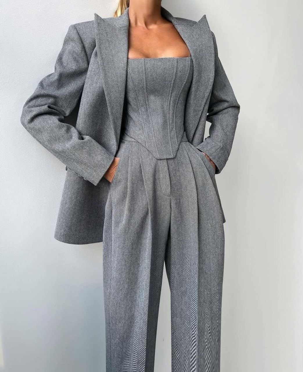 костюм тройка женский,стильные костюмы,брючные женские костюмы,костюмы брючные,серый брючный костюм