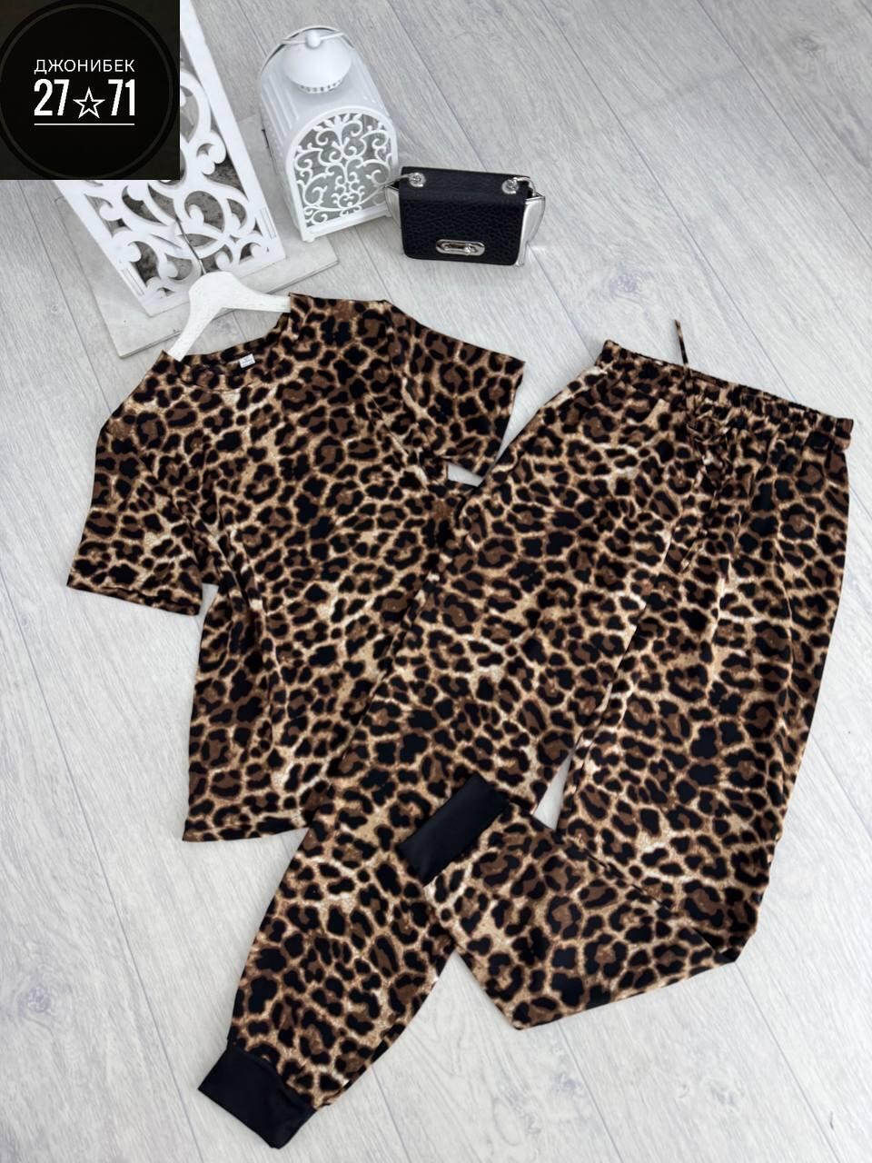 костюм леопардовый женский,леопардовые костюмы,костюм женский леопард,женский спортивный костюм с леопардовым принтом,комбинезон с леопардовым принтом